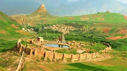 イラン周遊への招待：タフテ・ソレイマーン遺跡／3000年の歴史を誇る複合施設に見られるソレイマーン王の玉座、悪魔の牢獄、アーナーヒーター神殿、史跡外の「ドラゴンストーン」壁
